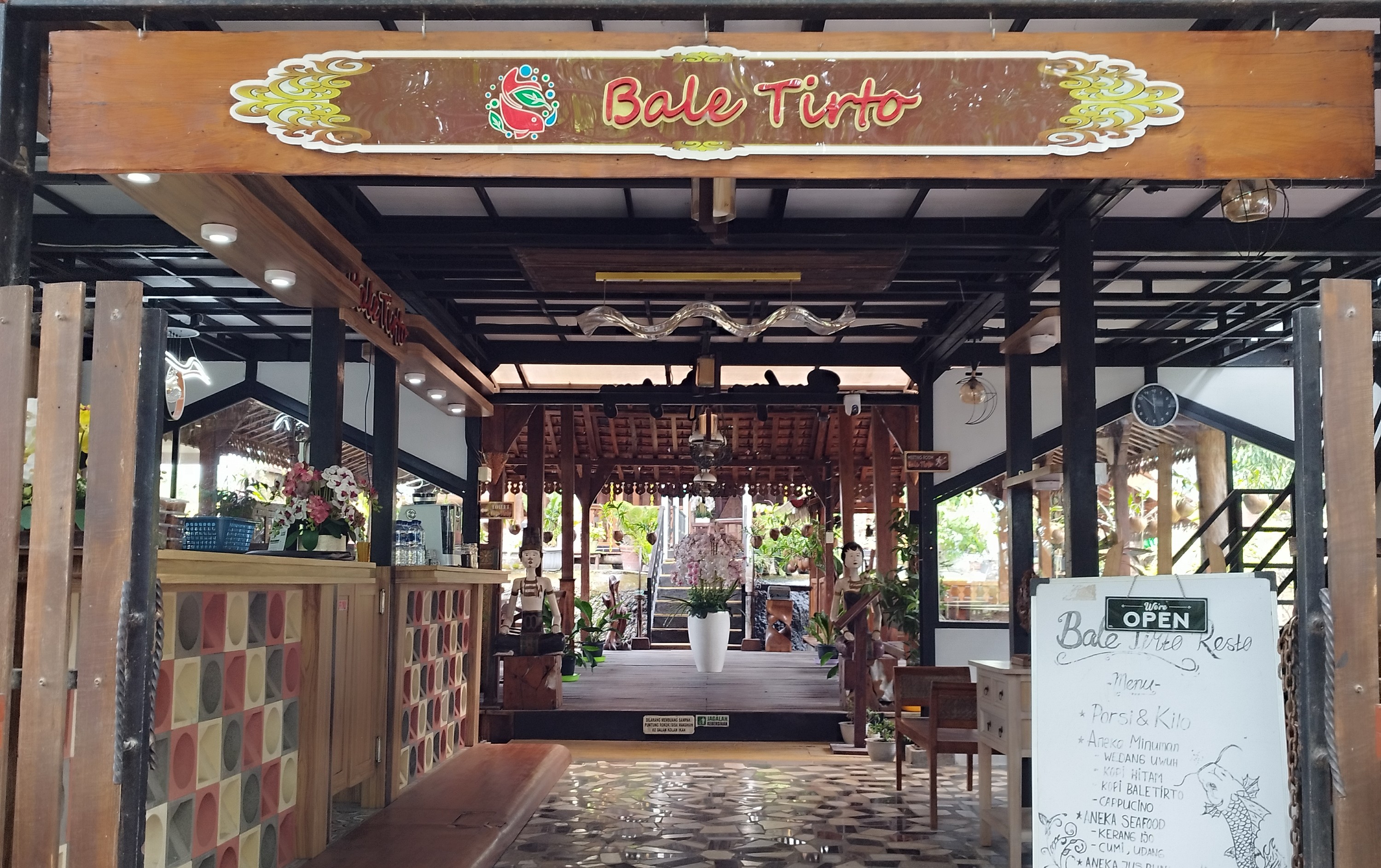 Restoran dan Kolam Renang Bale Tirto