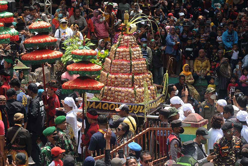 Tradisi Sebaran Apem Yaa Qowiyyu Jatinom