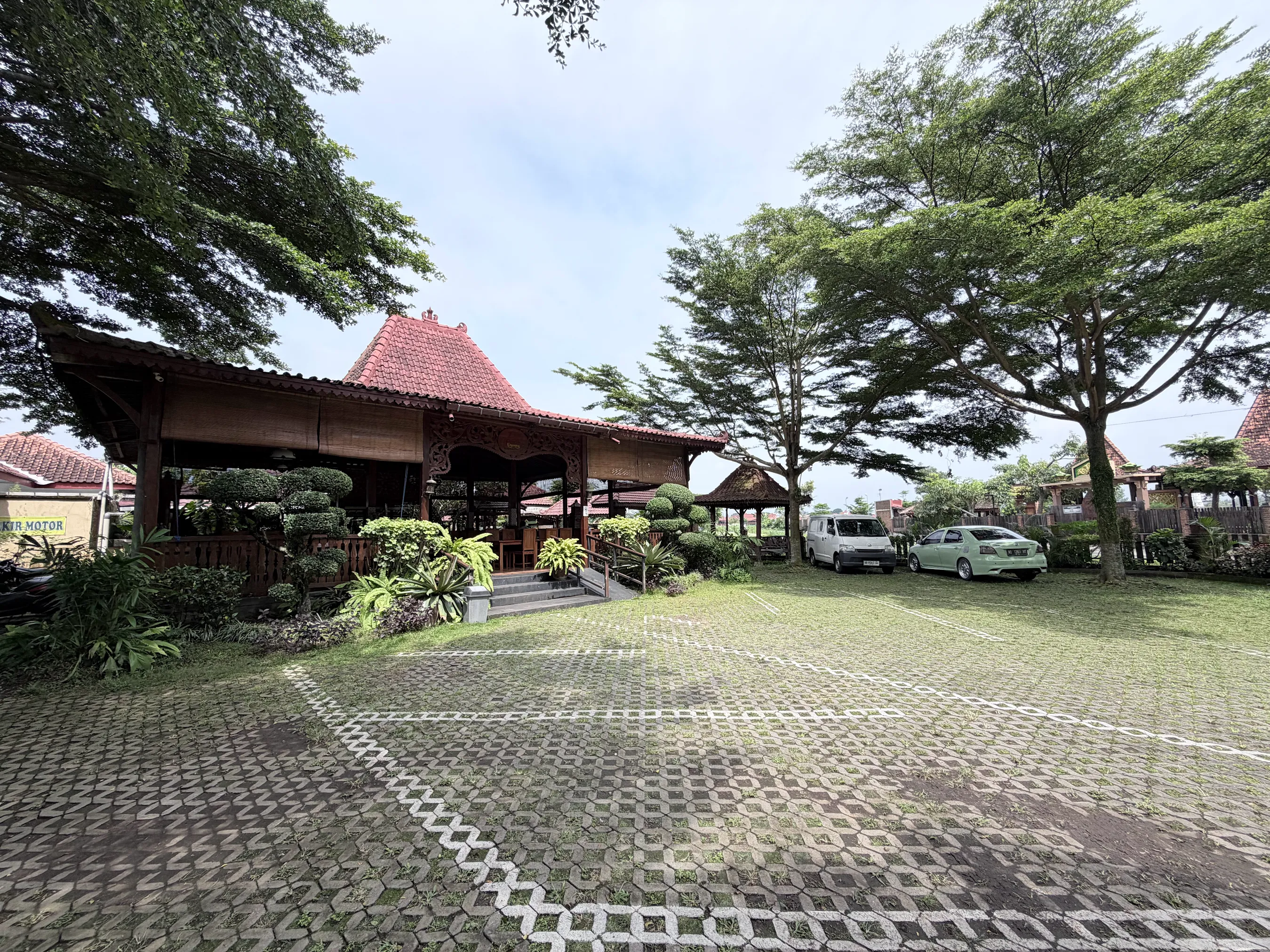 Omah Eyang Resto: Menikmati Kuliner Nusantara dalam Suasana Tradisional Jawa