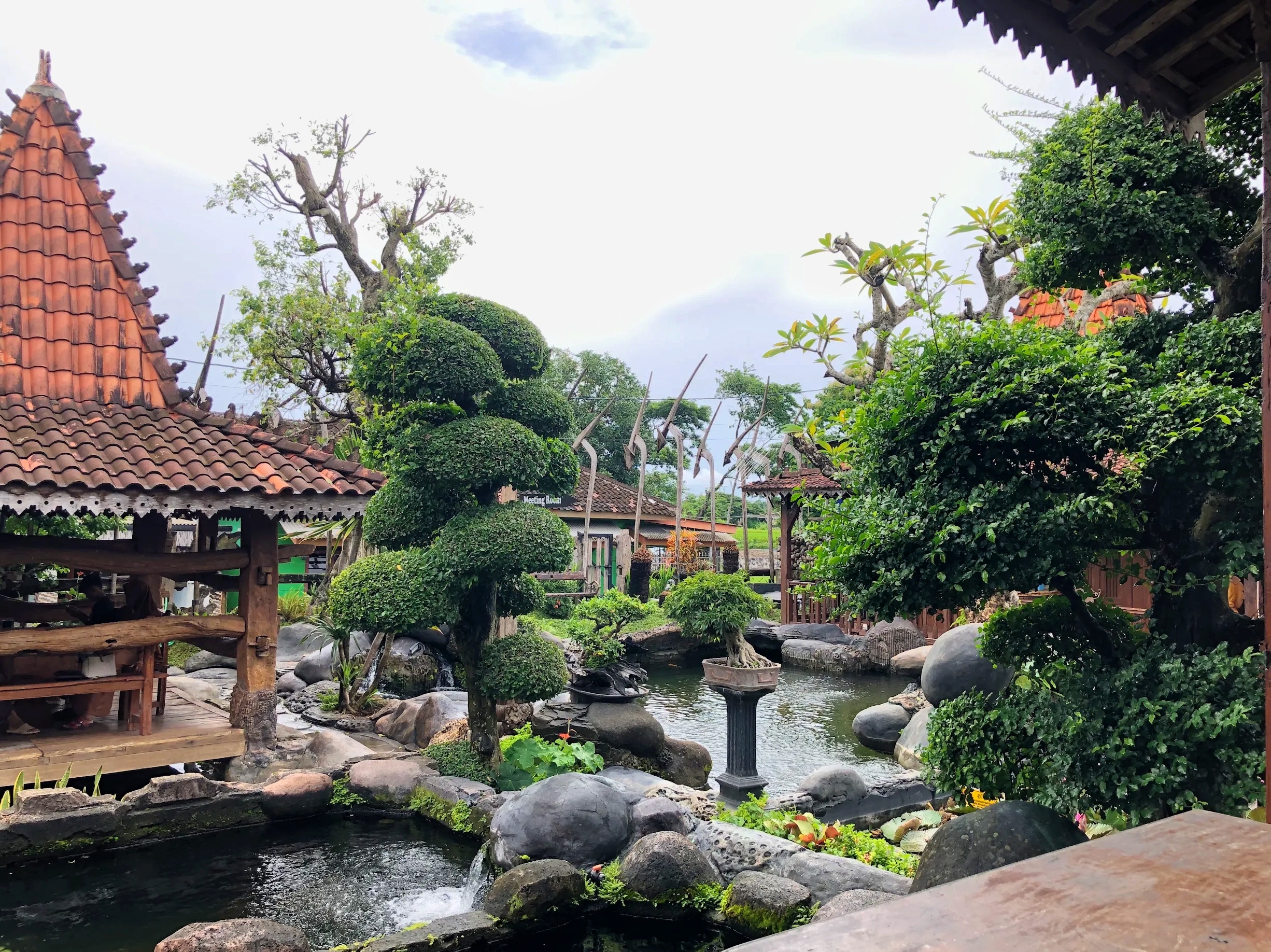 Koito Restaurant: Sensasi Bersantap di Tengah Kolam Koi dan Rimbunnya Bonsai di Klaten