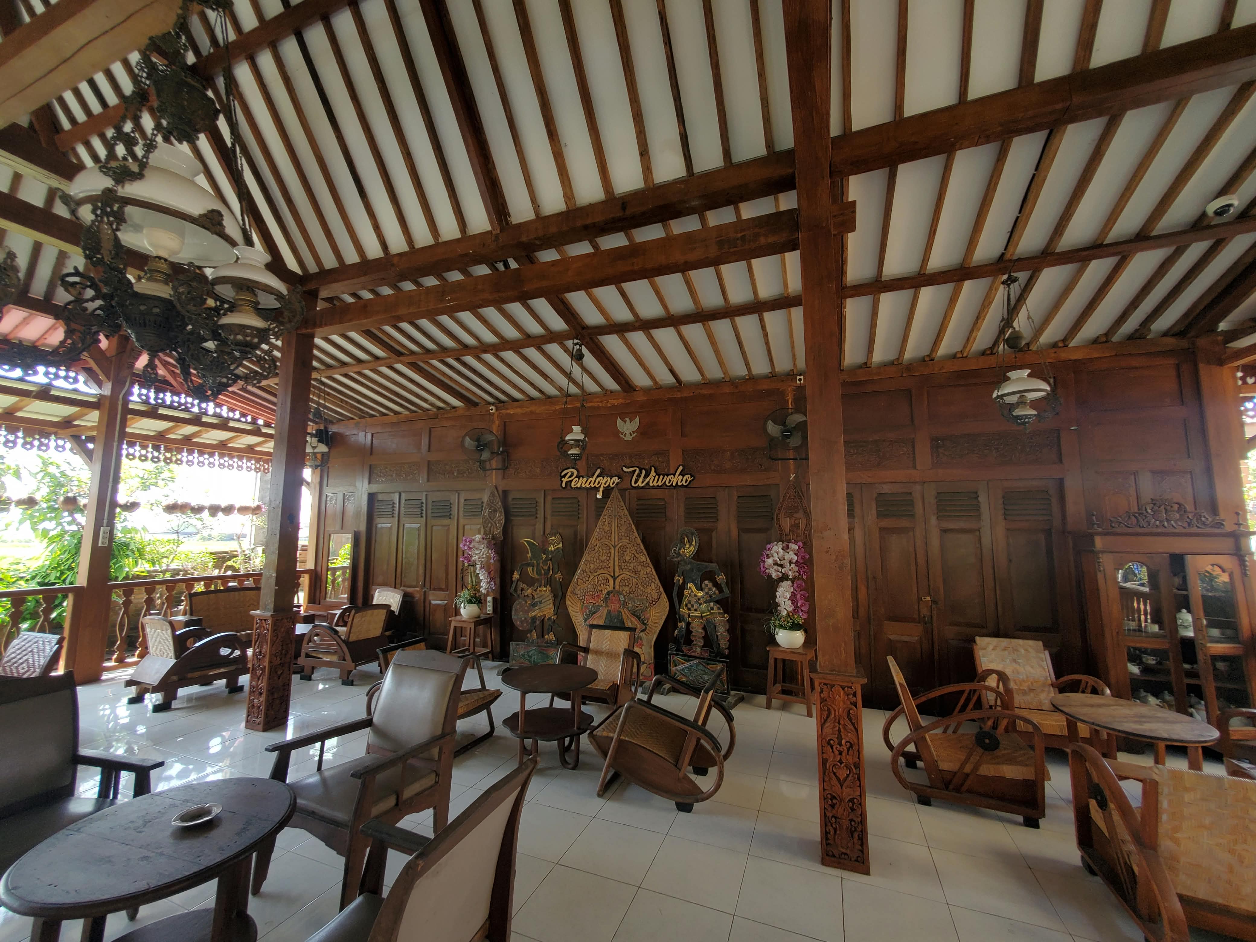 New Bale Tirto: Wisata Air Alami Bernuansa Jawa Klasik di Ponggok Klaten