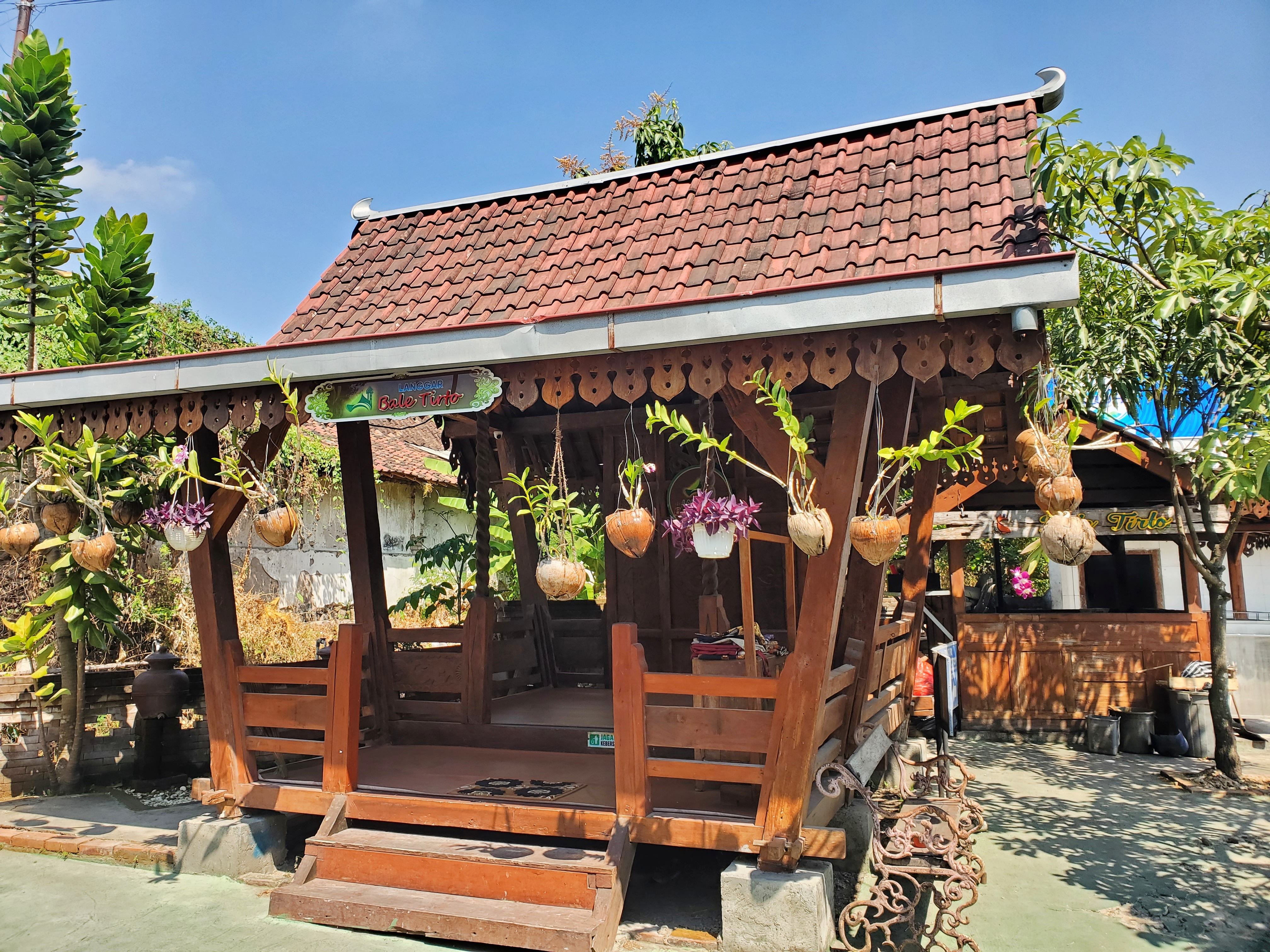 New Bale Tirto: Wisata Air Alami Bernuansa Jawa Klasik di Ponggok Klaten