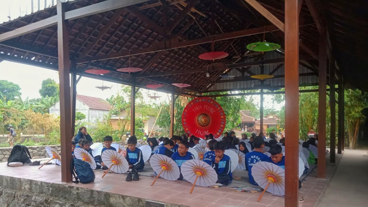 Desa Wisata Tanjung - Lukis payung dan renang